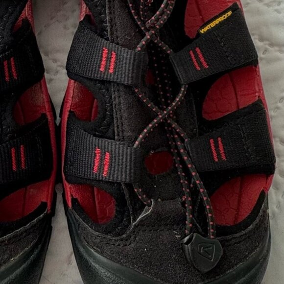 Keen Black Red Closed Toe Waterproof Rugged Outdoorsy All Terrain Men 10 Sandals - Picture 12 of 13